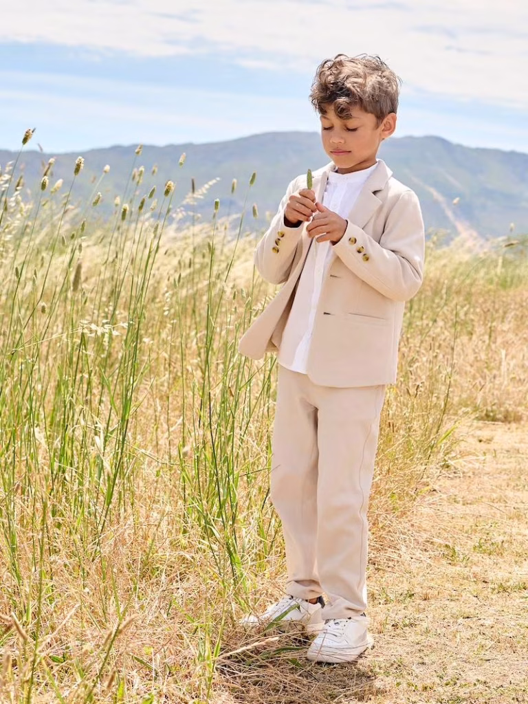 tenue de mariage garçon beige
